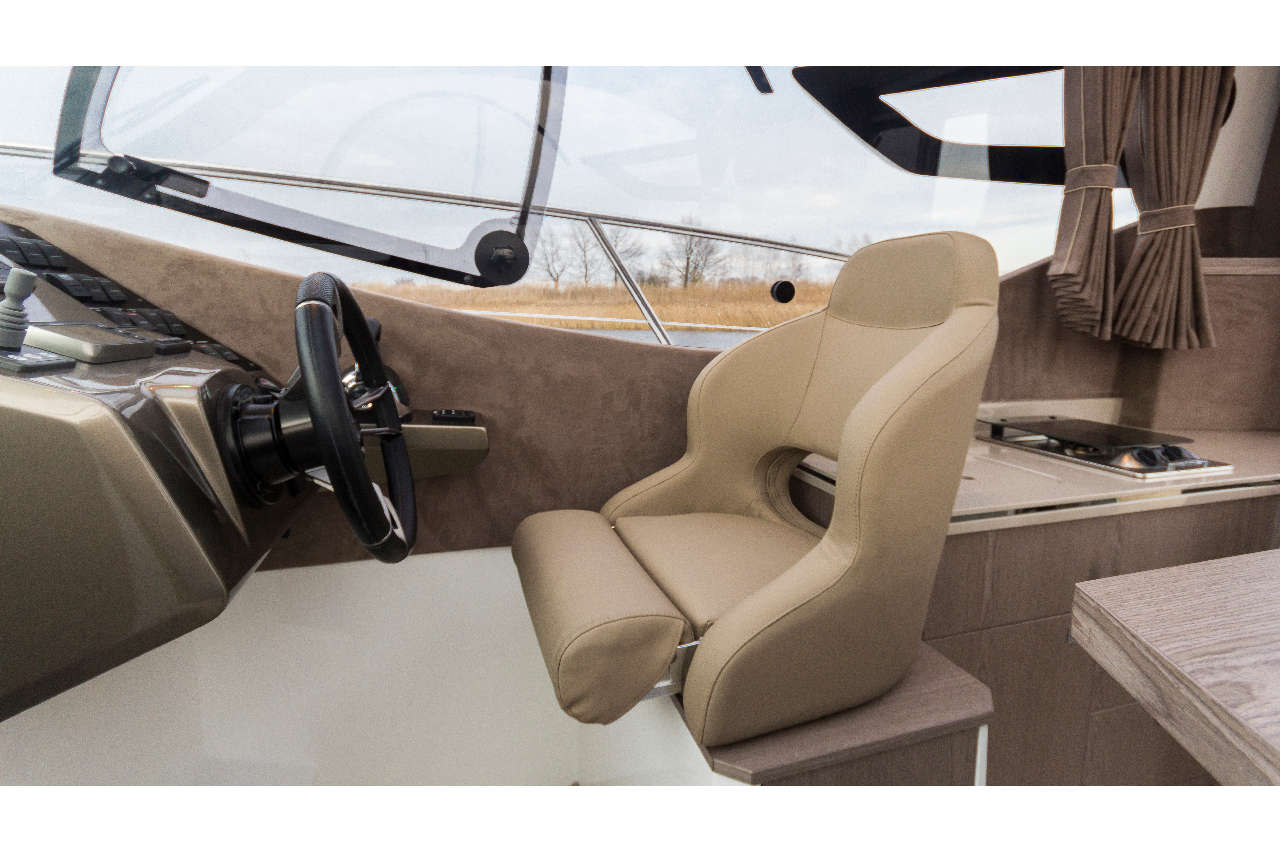Galeon 310 HTC Cockpit image 7