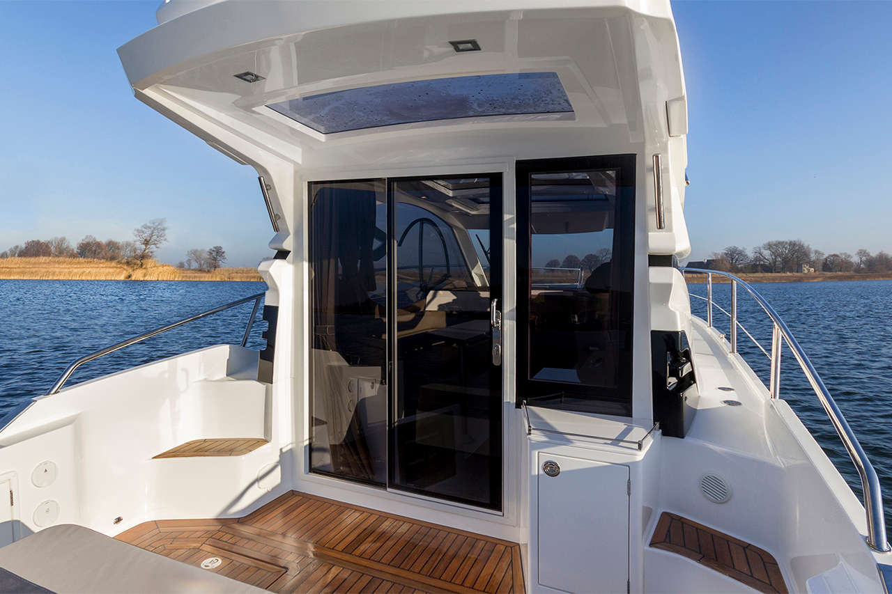 Galeon 310 HTC Cockpit image 8