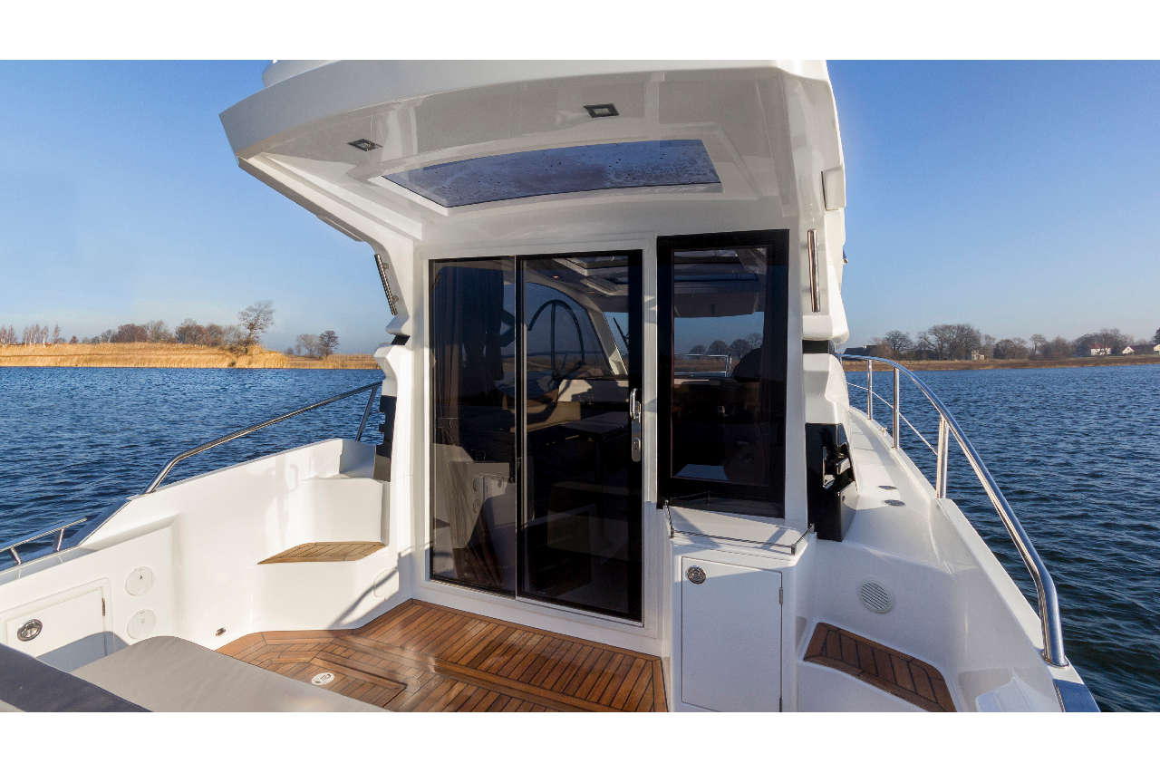 Galeon 310 HTC Cockpit image 9
