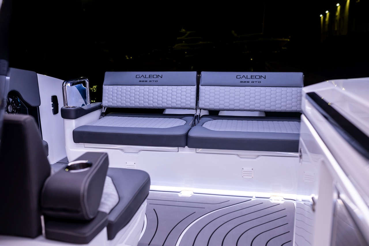 Galeon 325 GTO Cockpit image 10