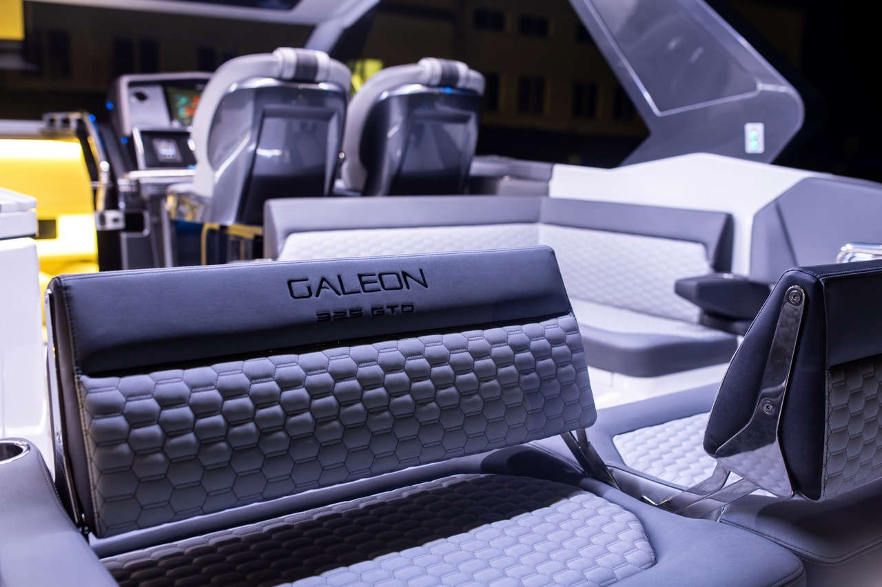Galeon 325 GTO Cockpit image 11
