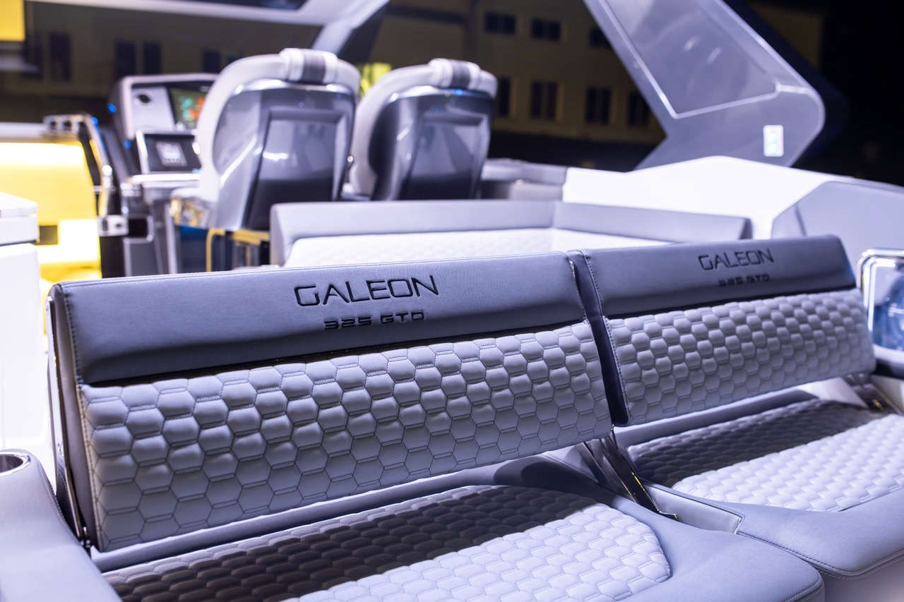 Galeon 325 GTO Cockpit image 12