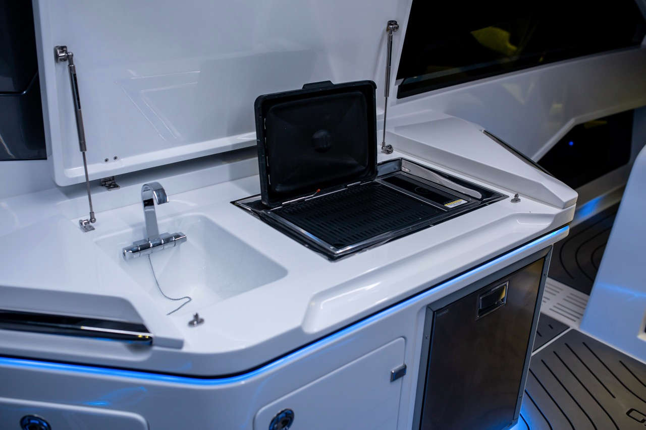 Galeon 325 GTO Cockpit image 14
