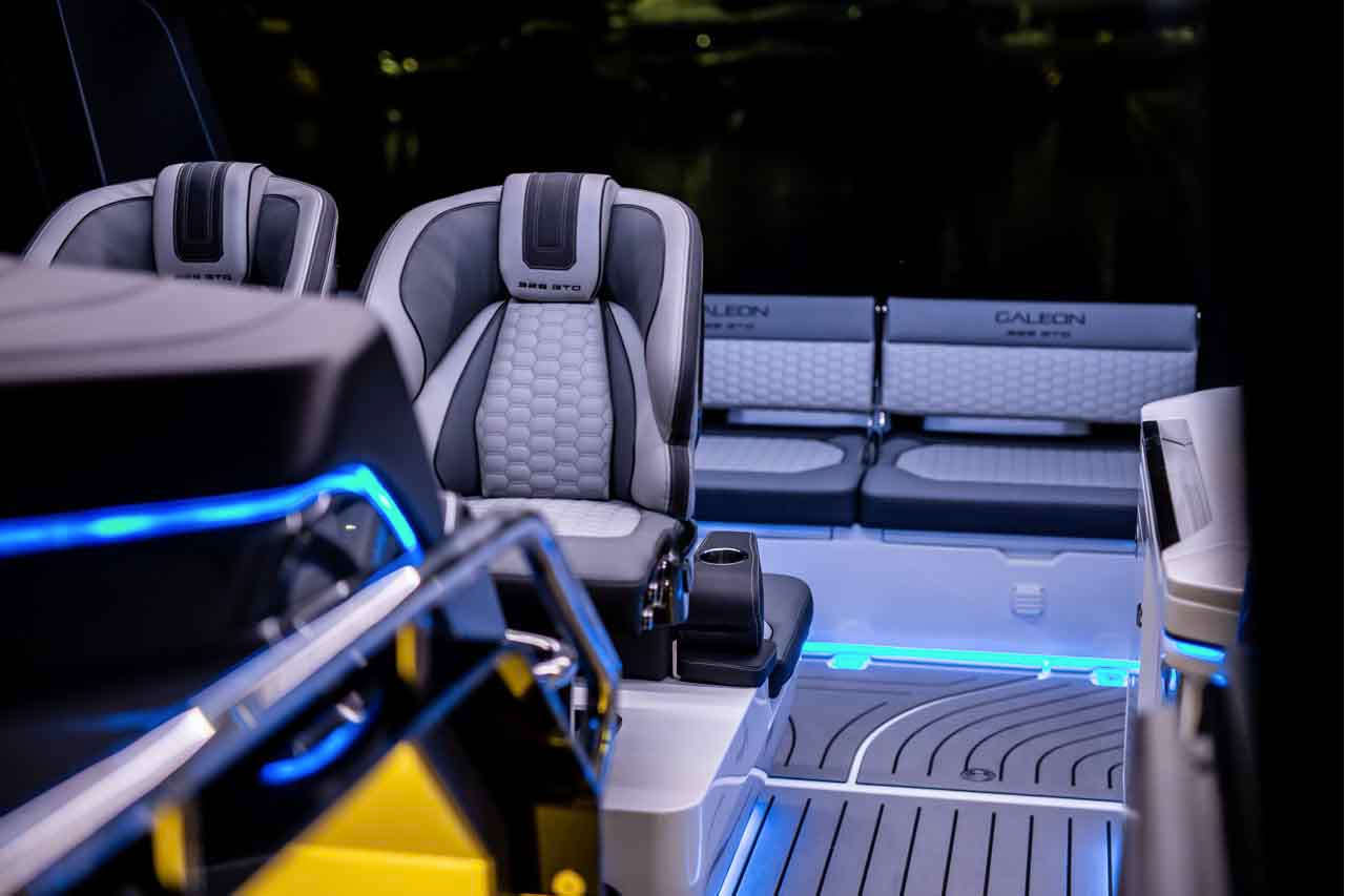 Galeon 325 GTO Cockpit image 16