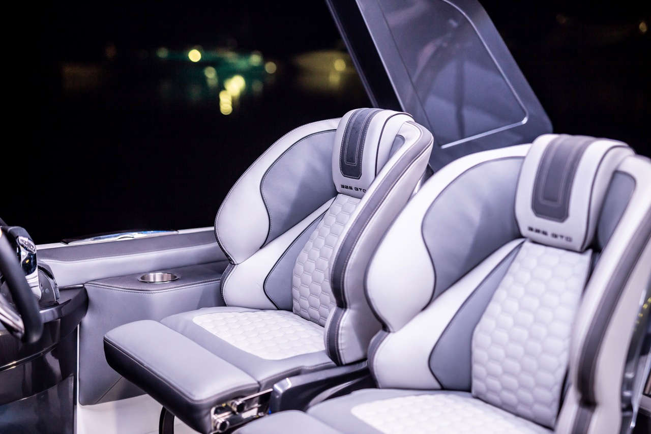 Galeon 325 GTO Cockpit image 6