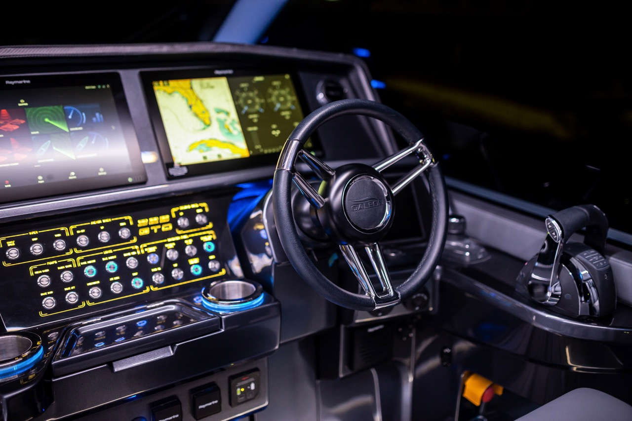 Galeon 325 GTO Cockpit image 7