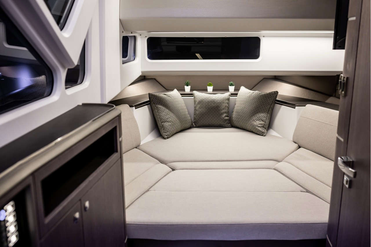 Galeon 325 GTO Cockpit image 9