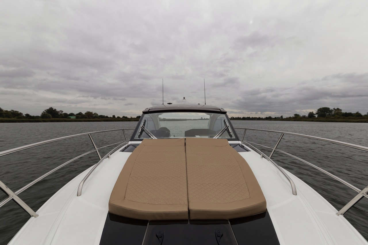 Galeon 335 HTS Cockpit image 10