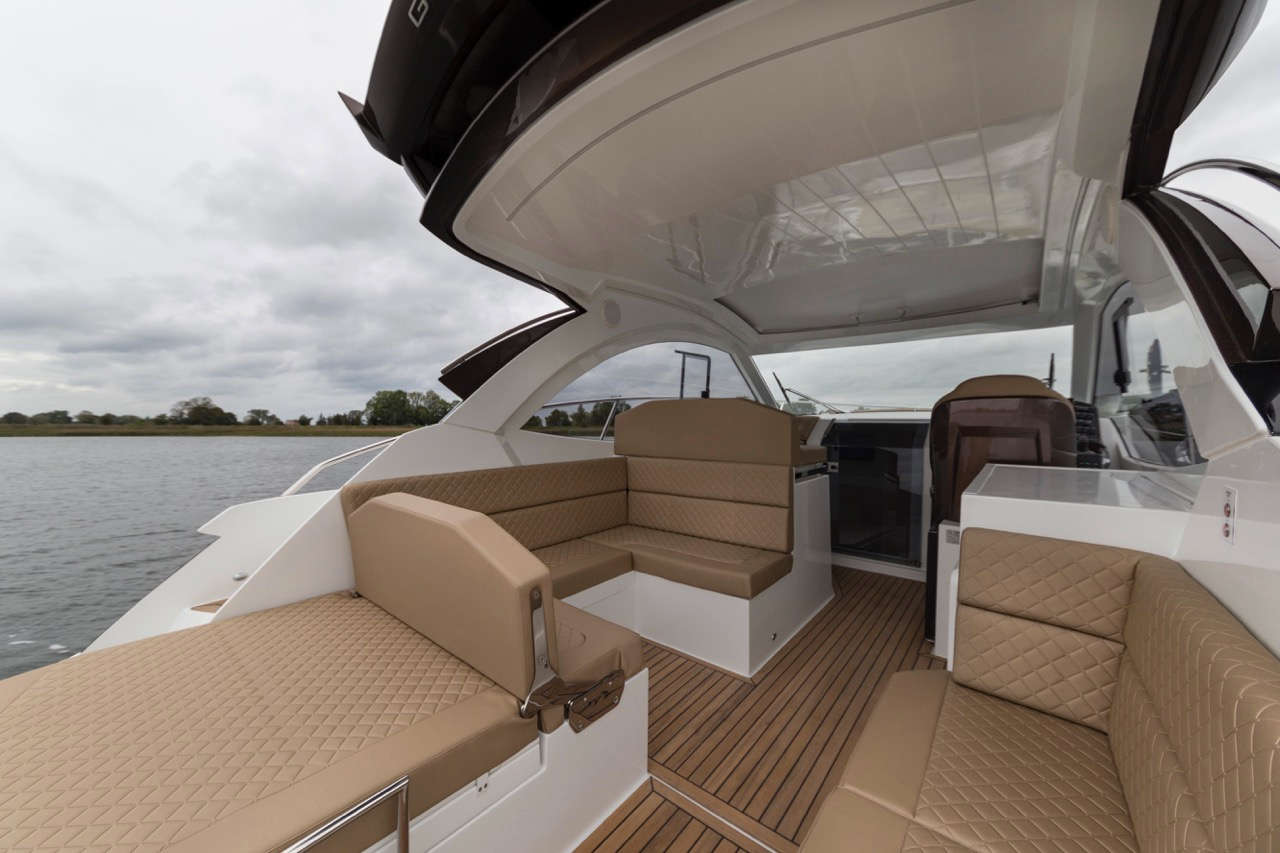 Galeon 335 HTS Cockpit image 2