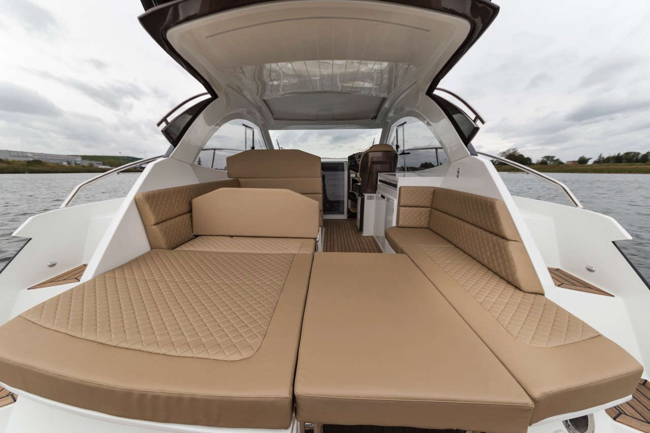 Galeon 335 HTS Cockpit image 4