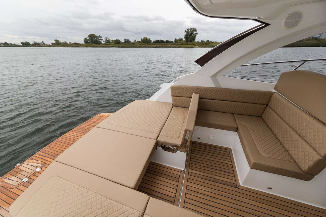 Galeon 335 HTS Cockpit image 5
