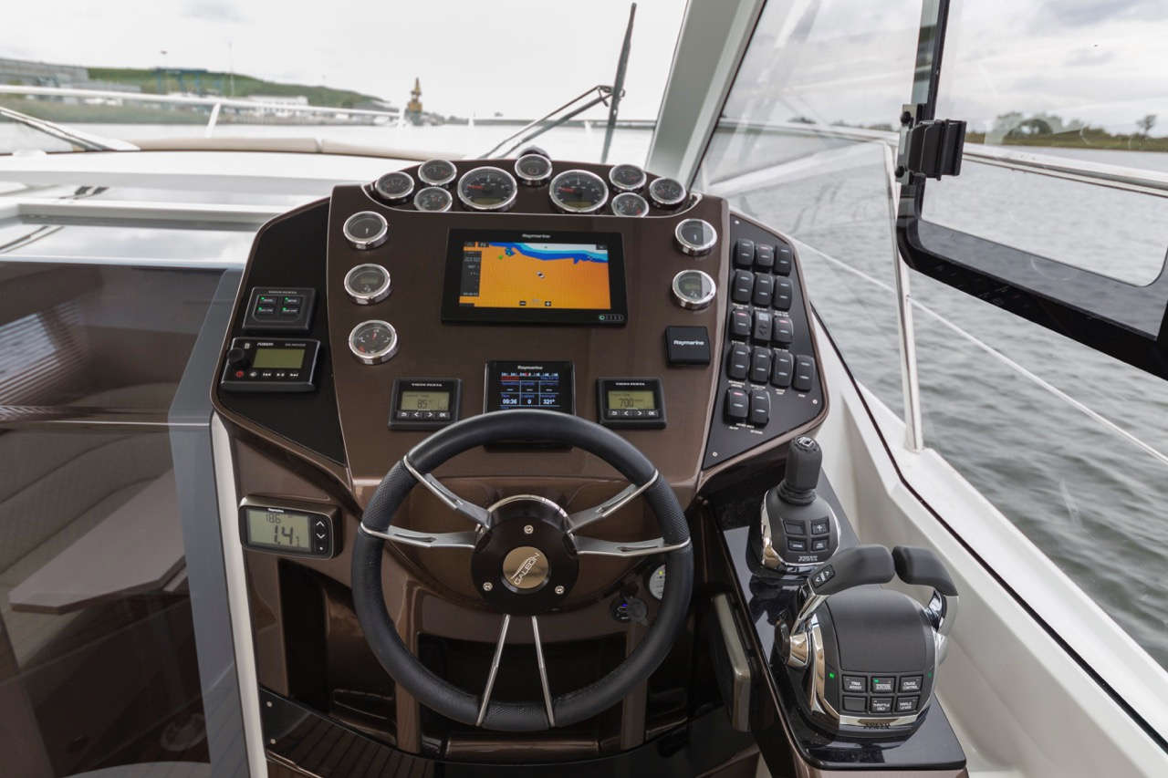 Galeon 335 HTS Cockpit image 6