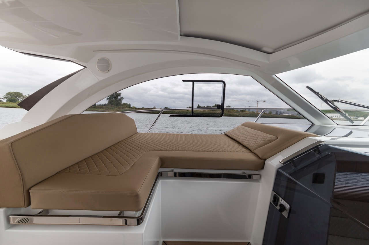 Galeon 335 HTS Cockpit image 7