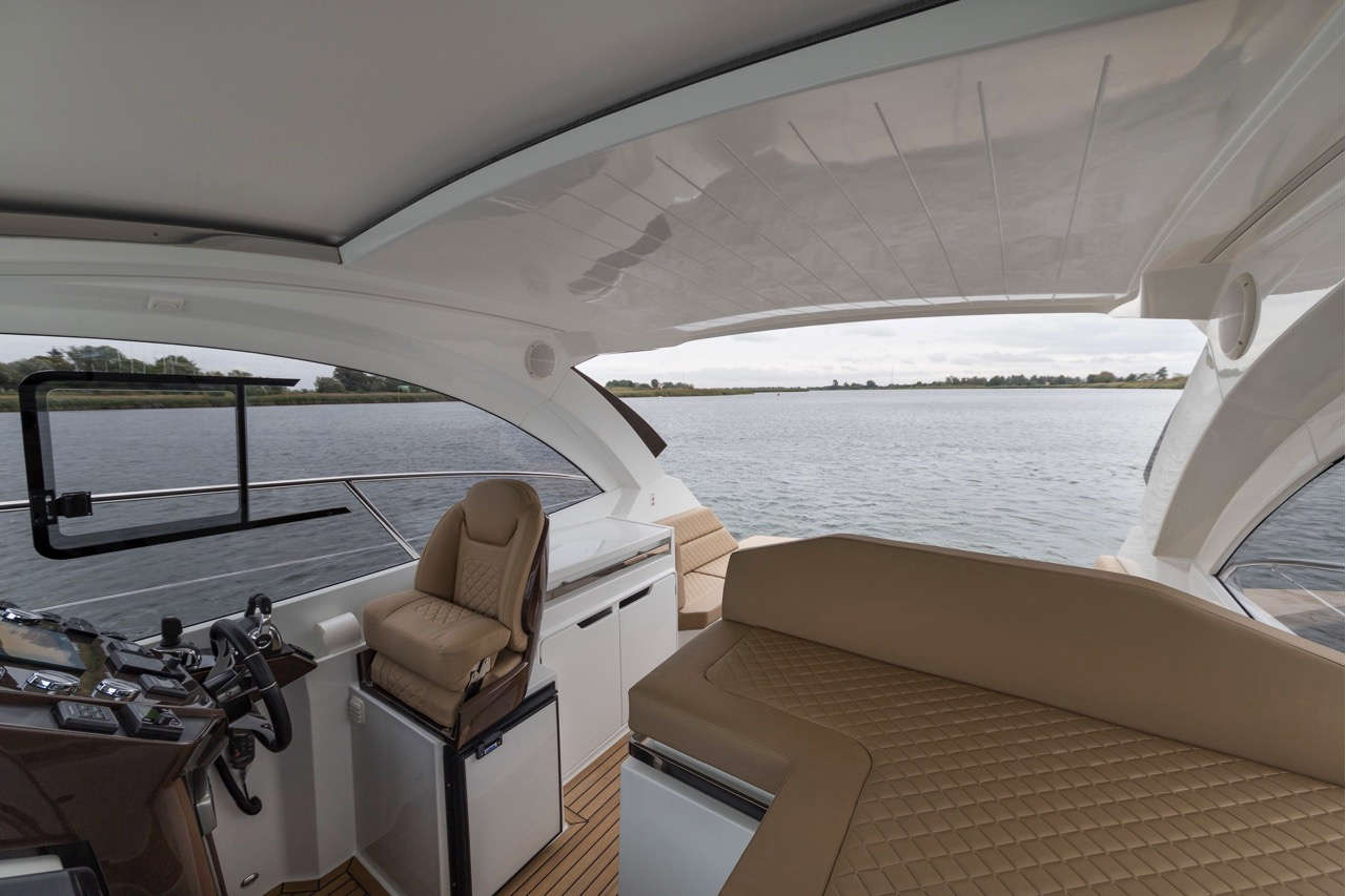 Galeon 335 HTS Cockpit image 8