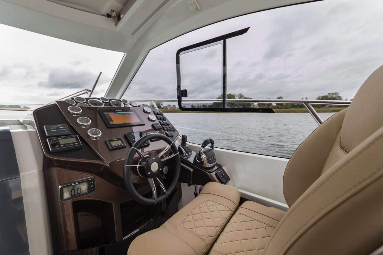 Galeon 335 HTS Cockpit image 9