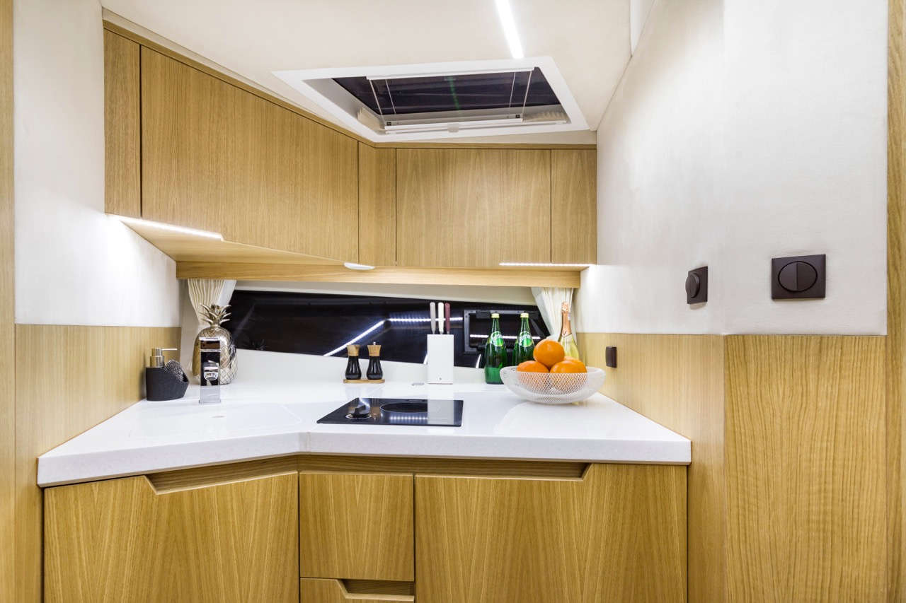 Galeon 335 HTS Internal image 2