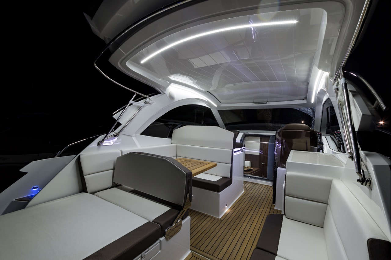 Galeon 335 HTS Cockpit image 11