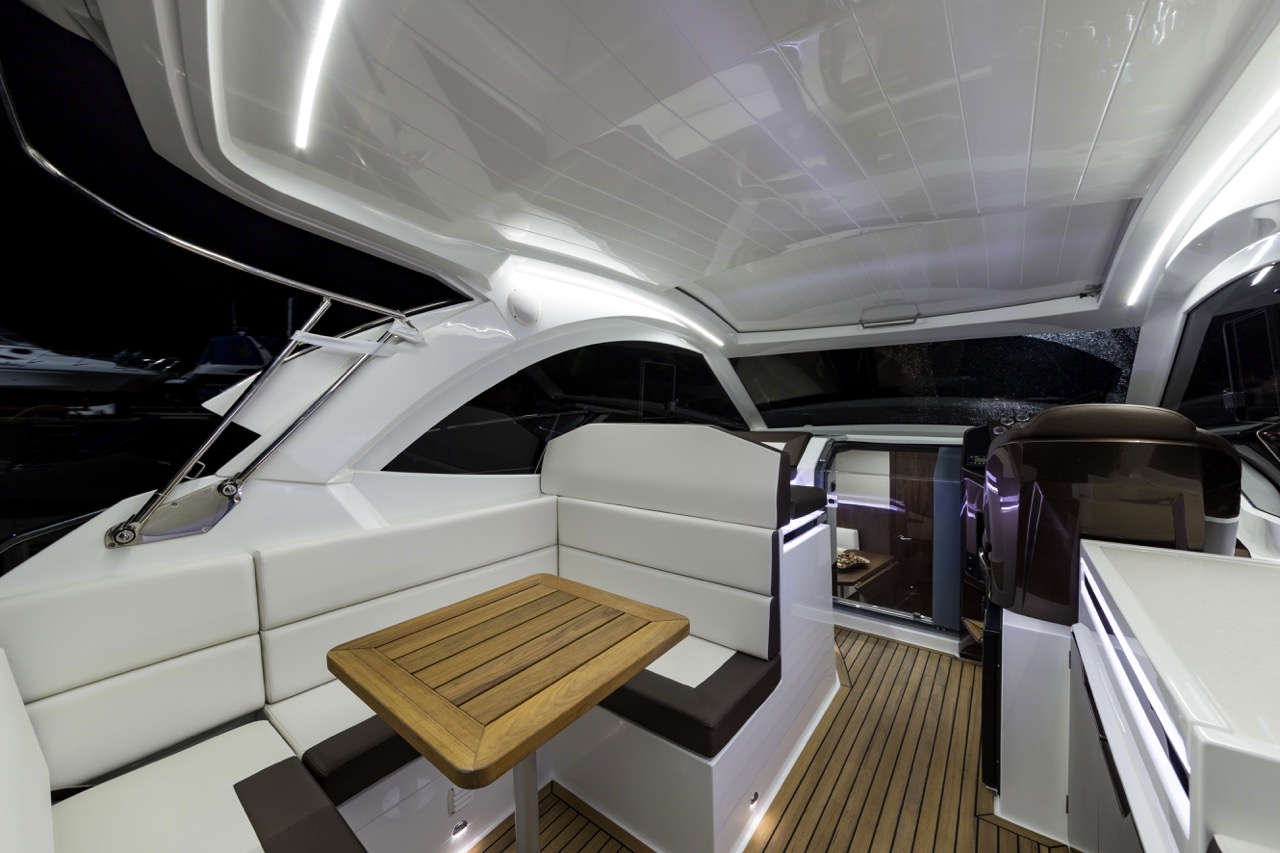 Galeon 335 HTS Cockpit image 12