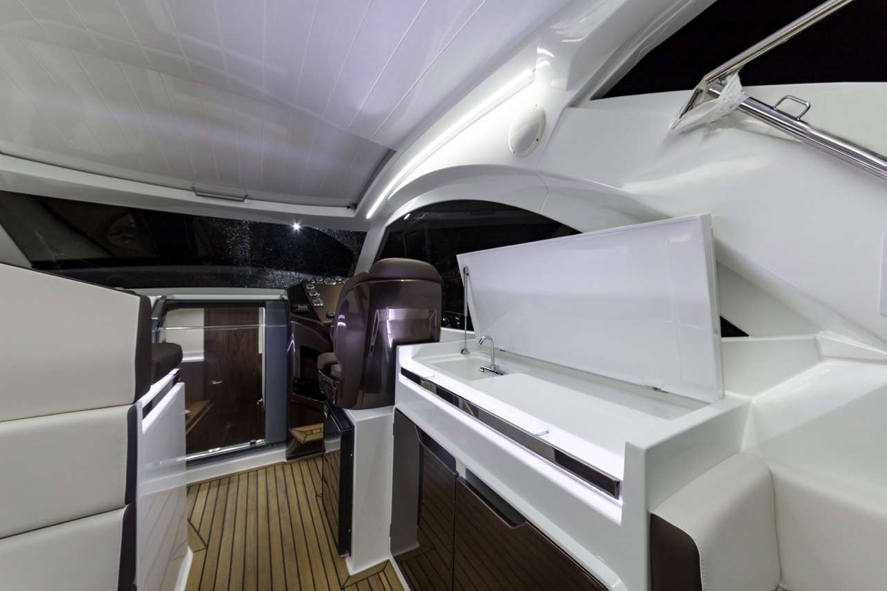 Galeon 335 HTS Cockpit image 13