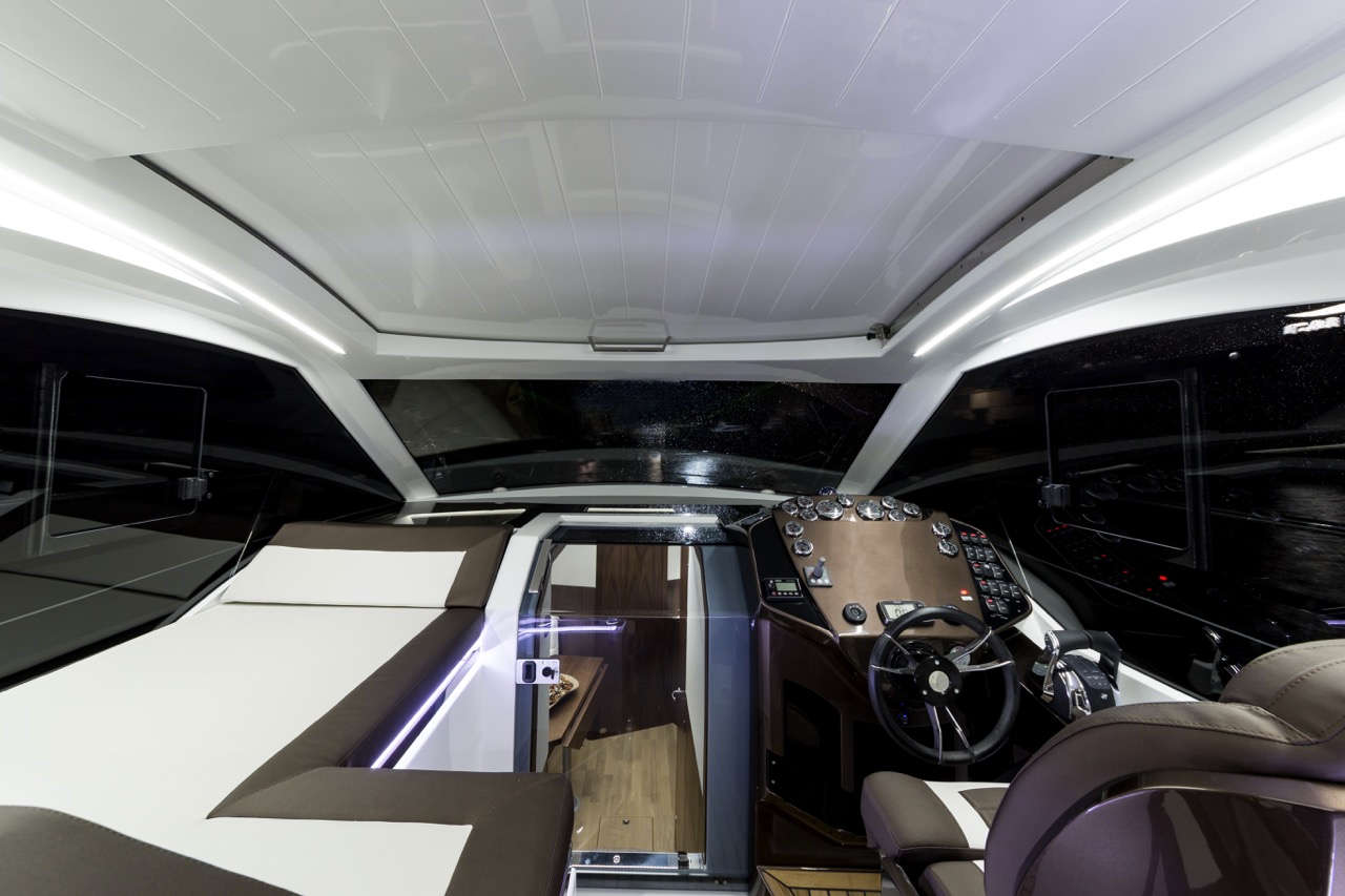 Galeon 335 HTS Cockpit image 14