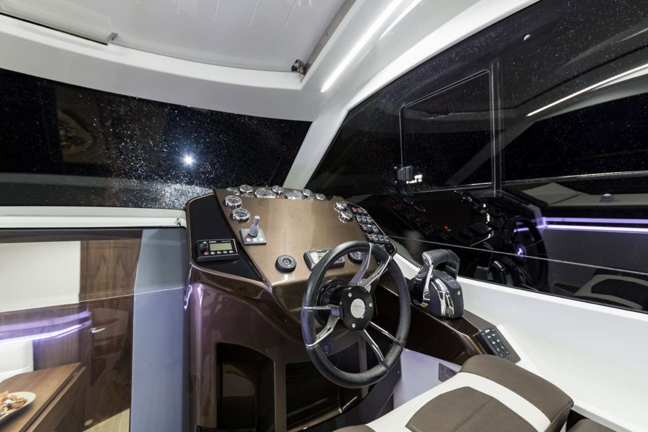 Galeon 335 HTS Cockpit image 15