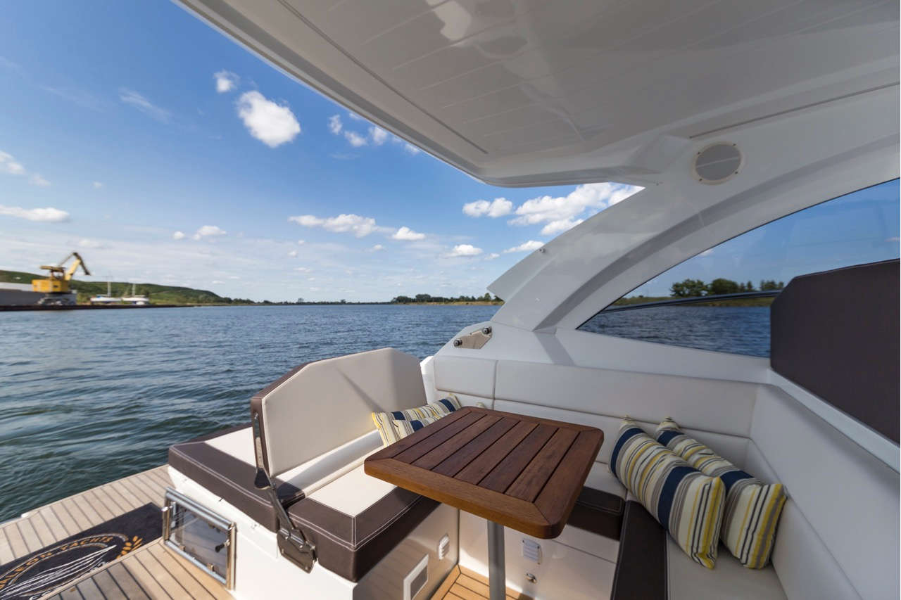 Galeon 335 HTS Cockpit image 16