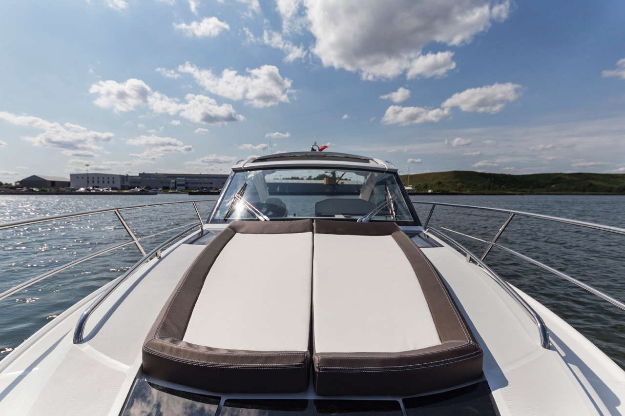Galeon 335 HTS Cockpit image 26