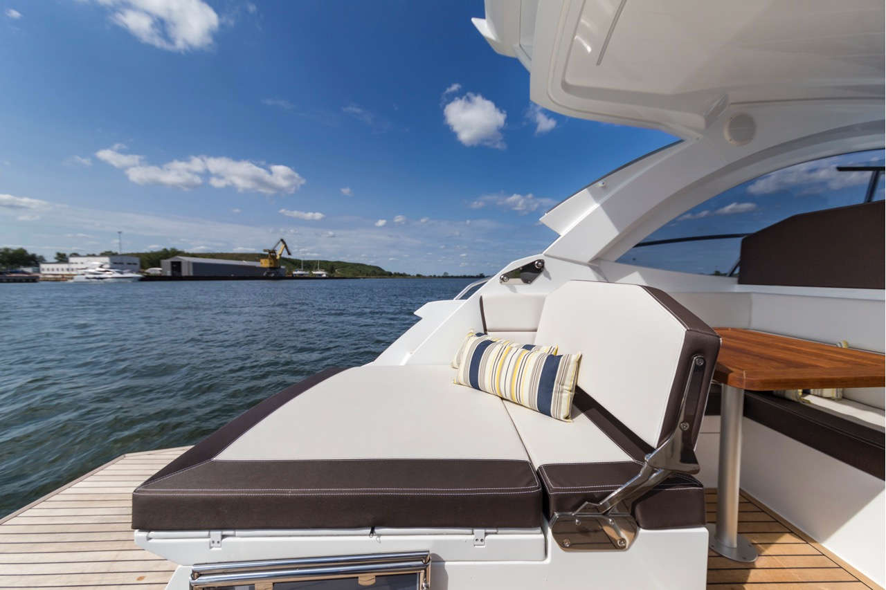 Galeon 335 HTS Cockpit image 17