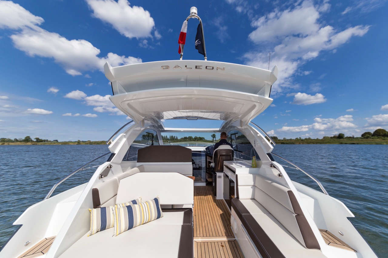 Galeon 335 HTS Cockpit image 18