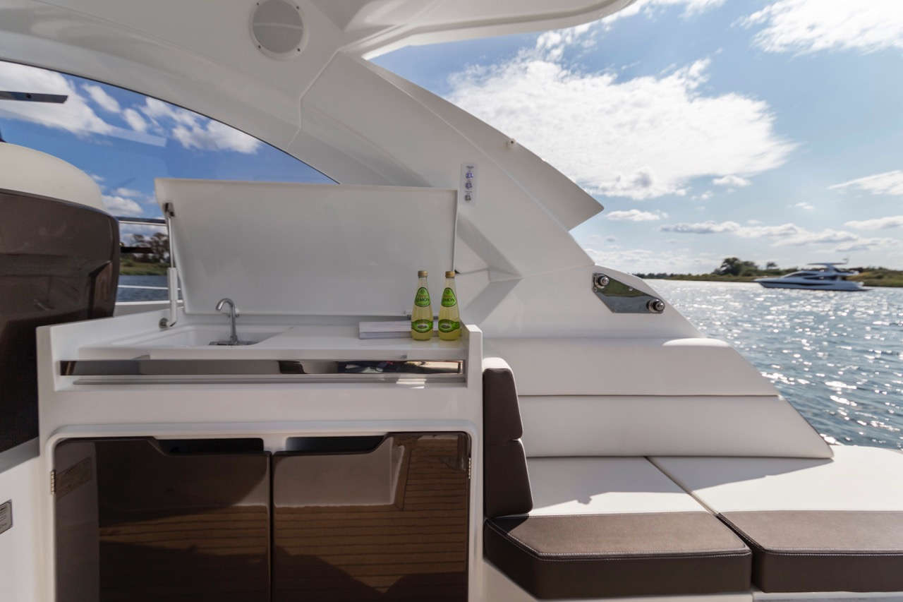 Galeon 335 HTS Cockpit image 20