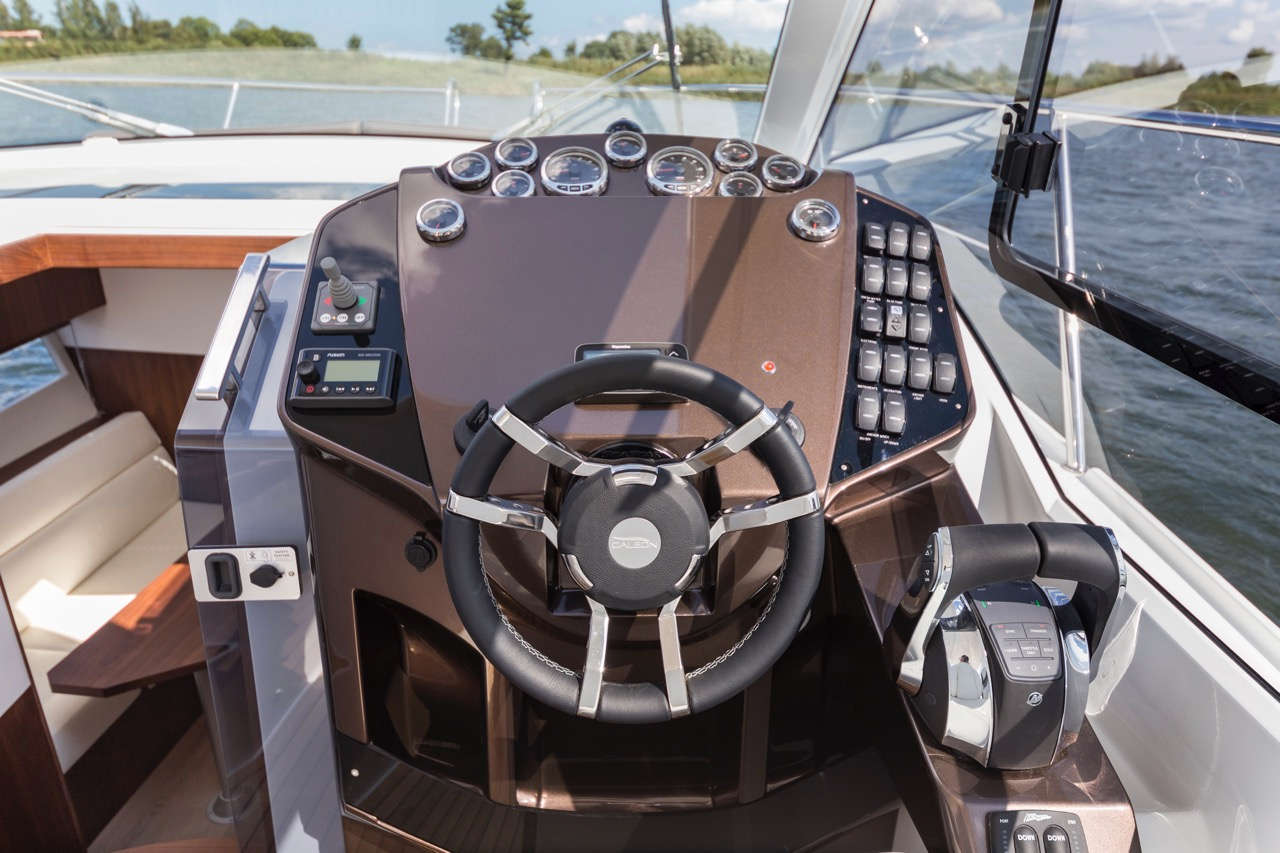 Galeon 335 HTS Cockpit image 21