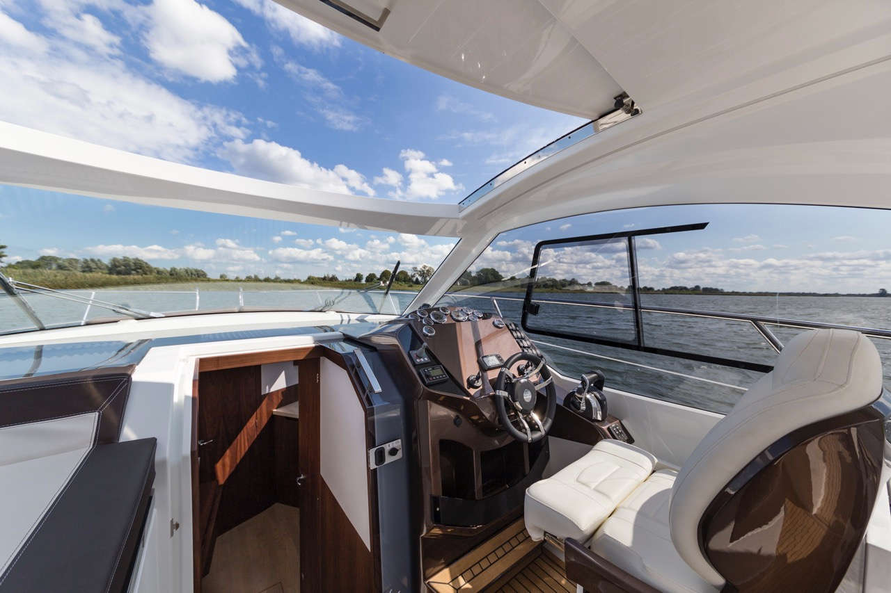 Galeon 335 HTS Cockpit image 22