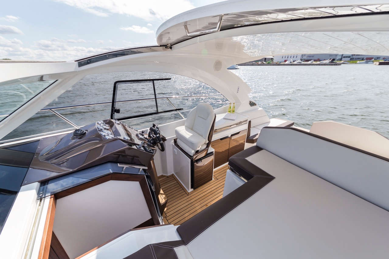 Galeon 335 HTS Cockpit image 23