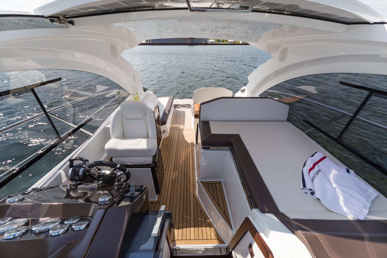 Galeon 335 HTS Cockpit image 24