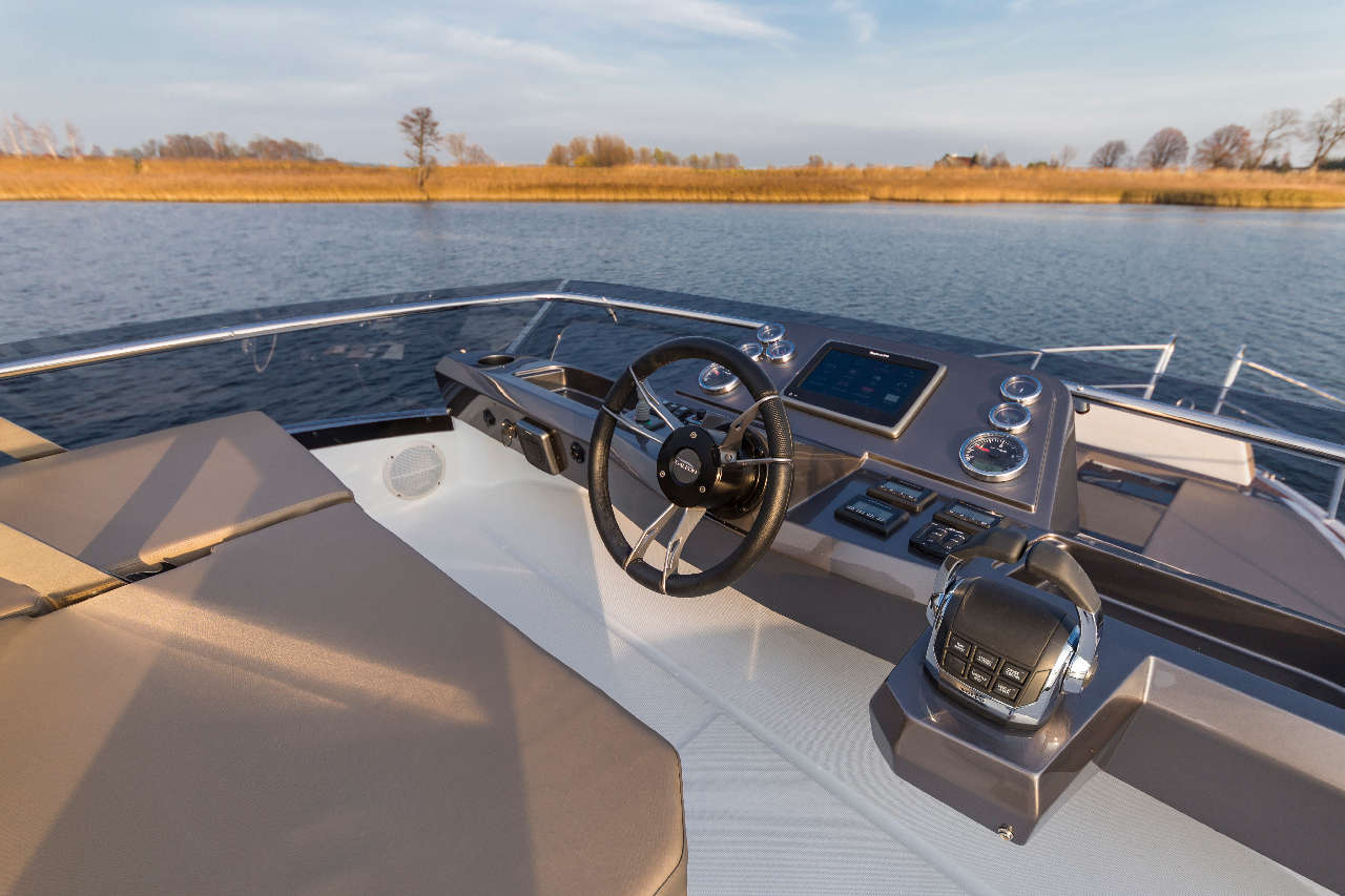 Galeon 360 FLY Cockpit image 11