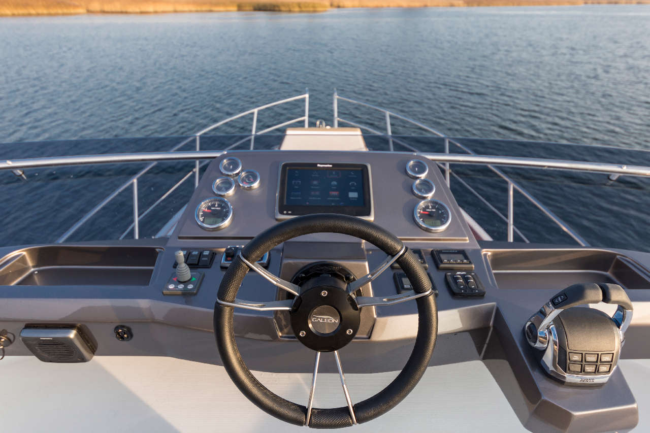 Galeon 360 FLY Cockpit image 12
