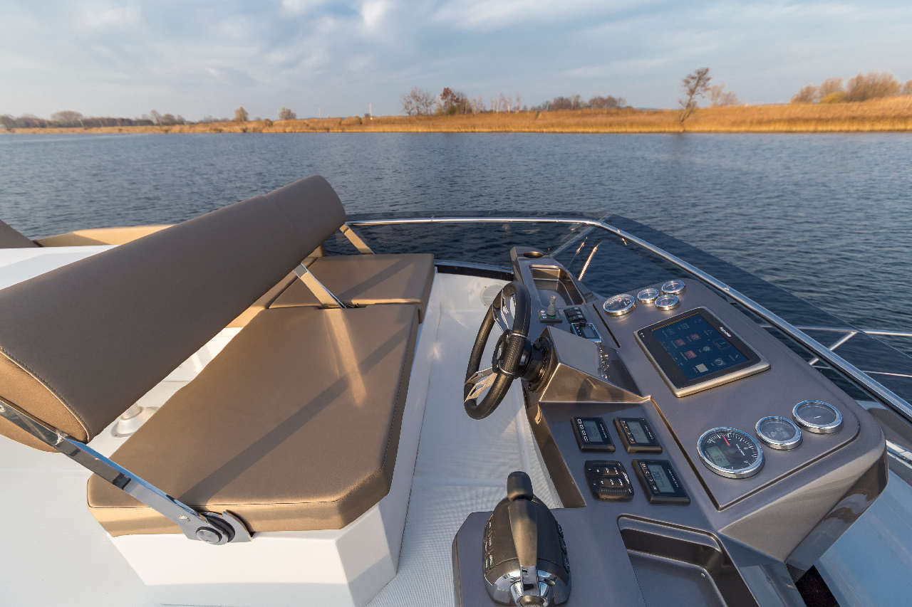 Galeon 360 FLY Cockpit image 13