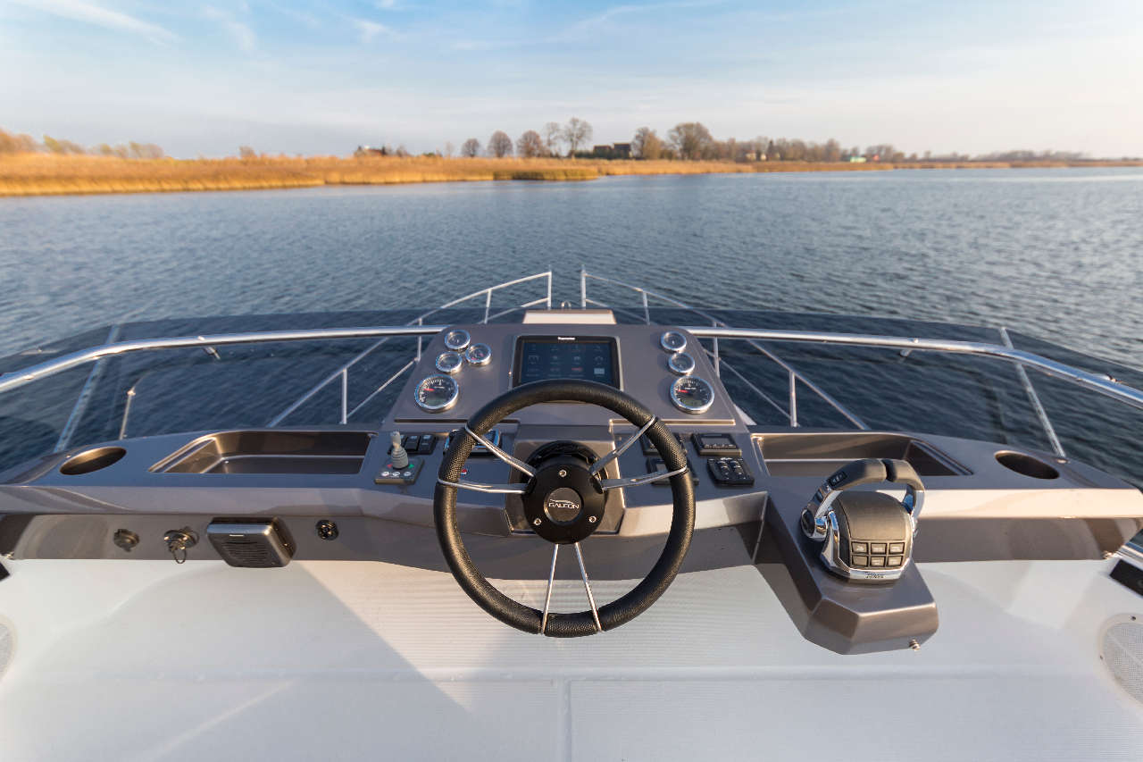 Galeon 360 FLY Cockpit image 14