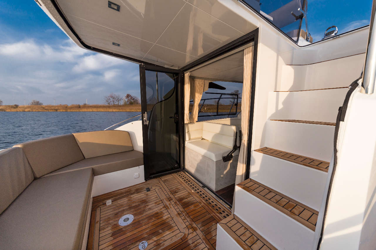 Galeon 360 FLY Cockpit image 16