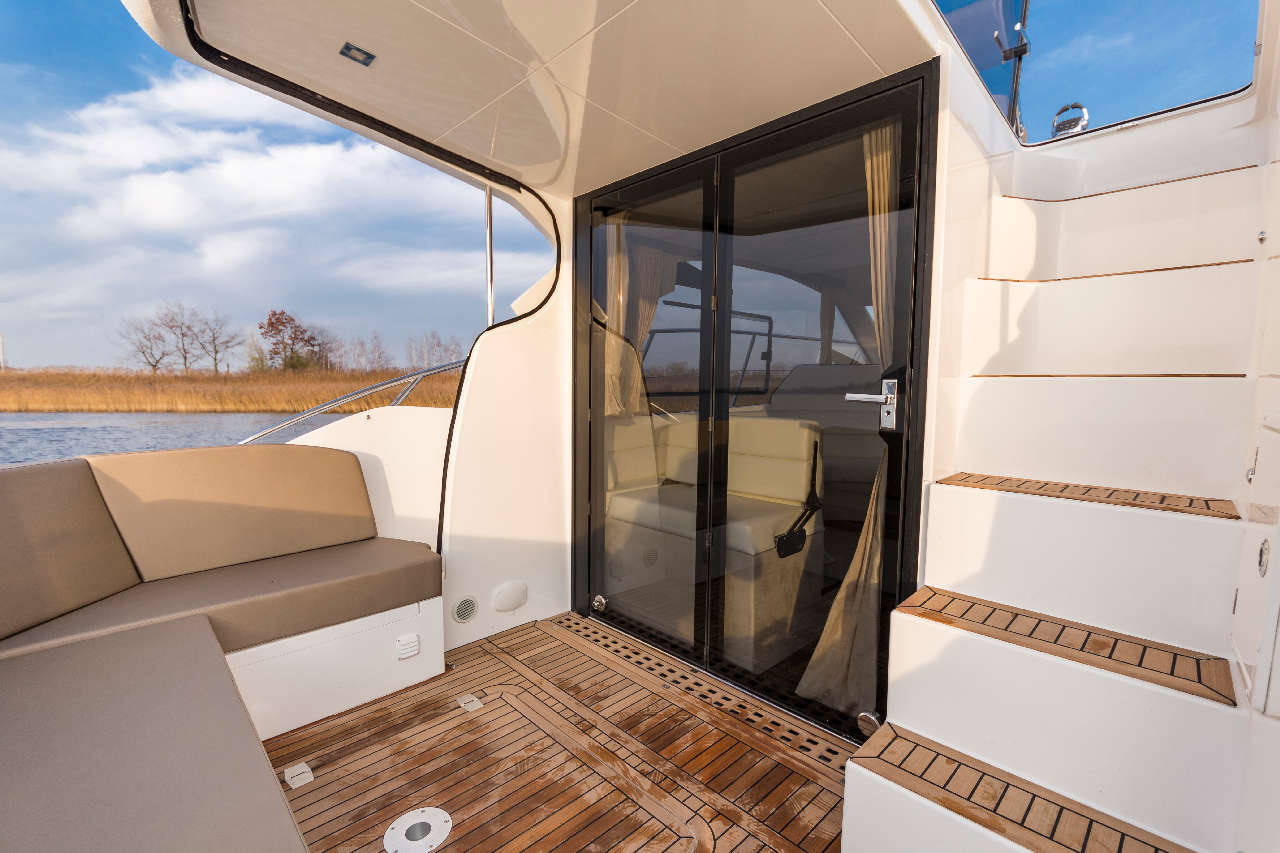 Galeon 360 FLY Cockpit image 17