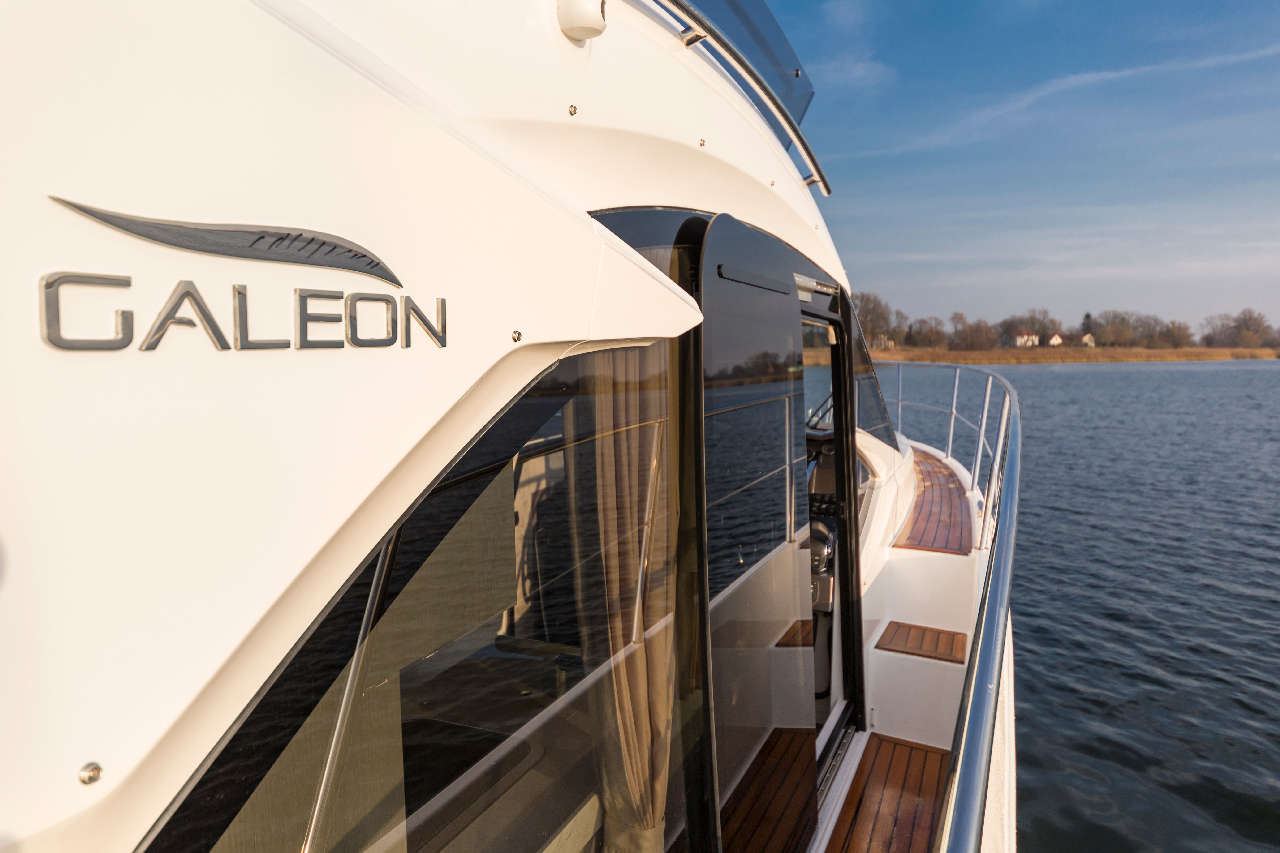 Galeon 360 FLY Cockpit image 2