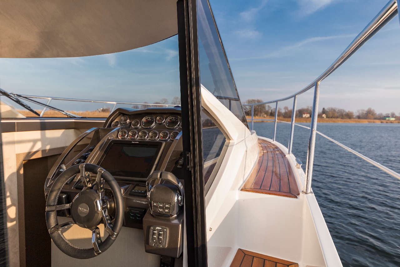 Galeon 360 FLY Cockpit image 3
