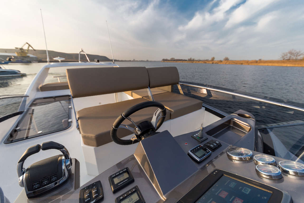 Galeon 360 FLY Cockpit image 7