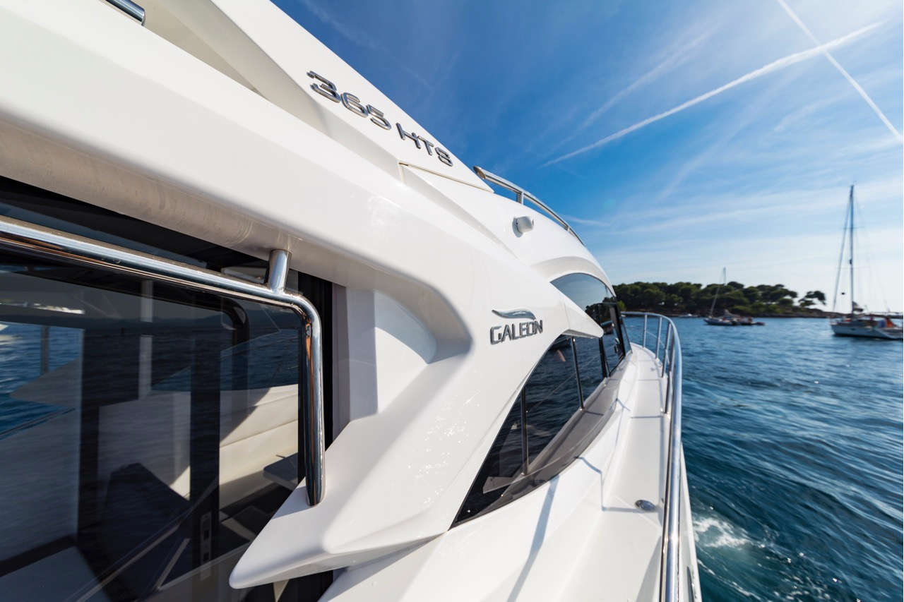 Galeon 365 HTS Cockpit image 2