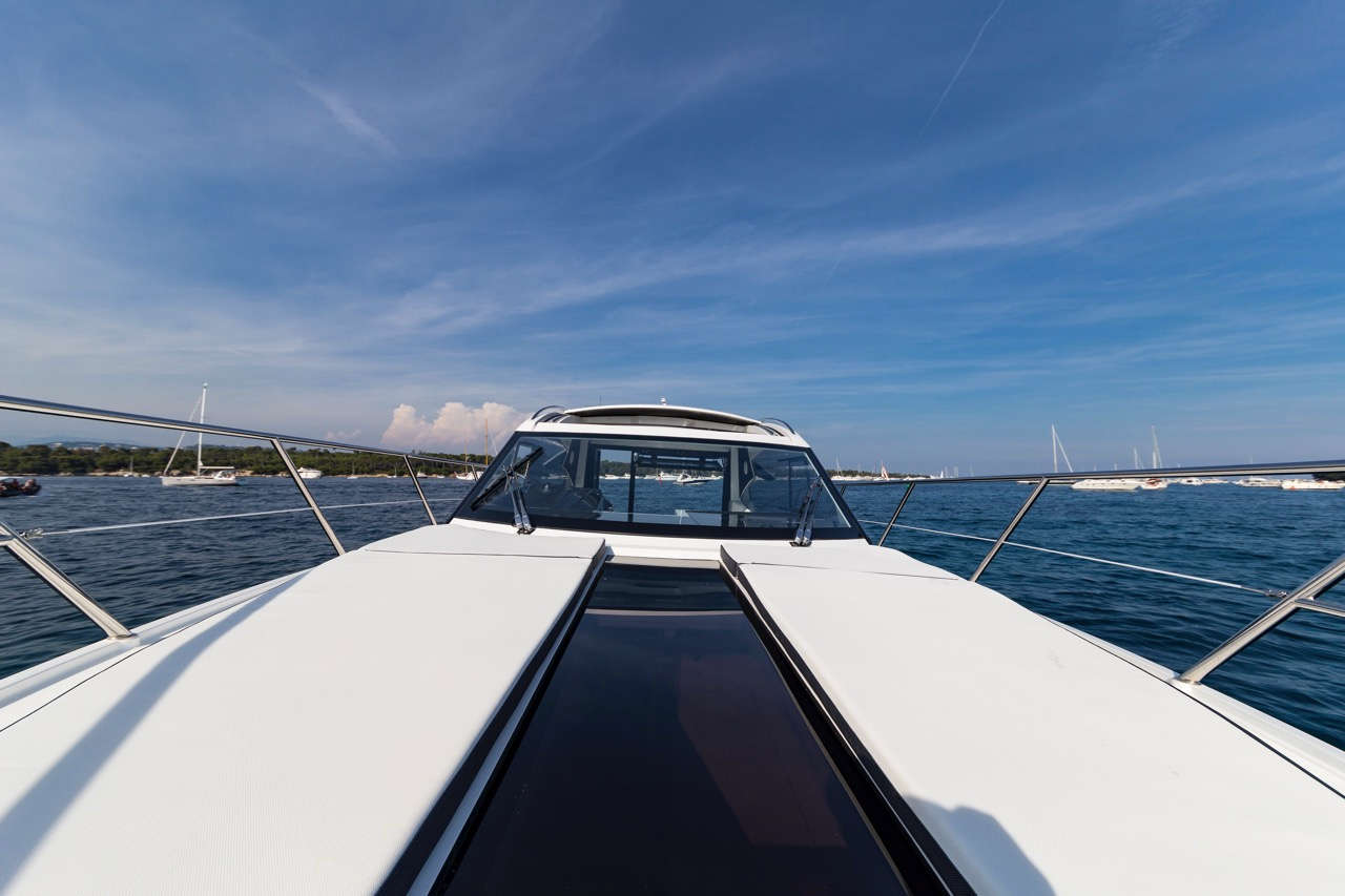 Galeon 365 HTS Cockpit image 4