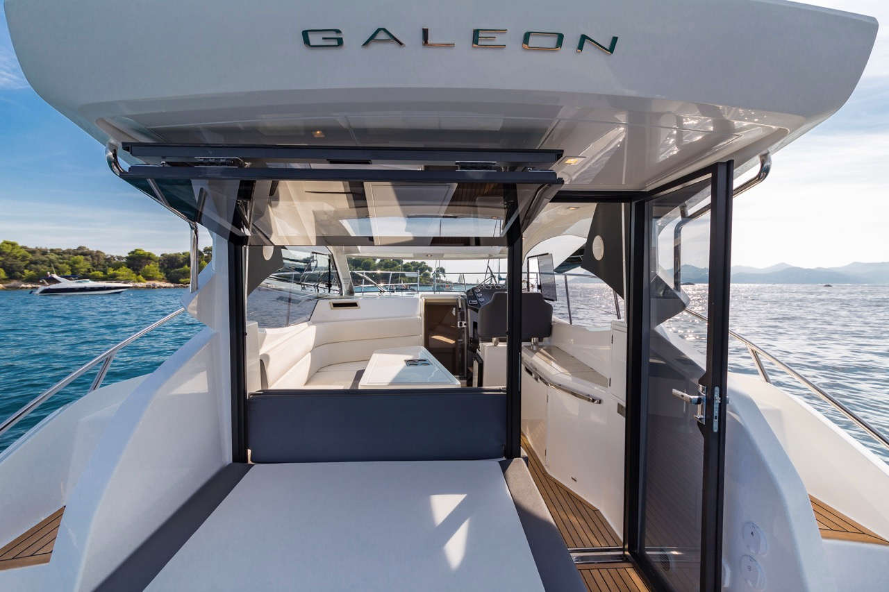 Galeon 365 HTS Cockpit image 6