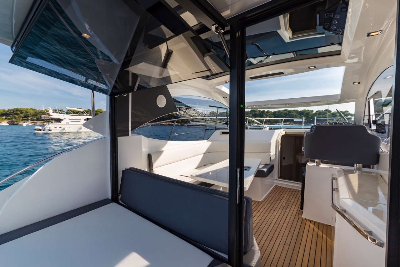 Galeon 365 HTS Cockpit image 7