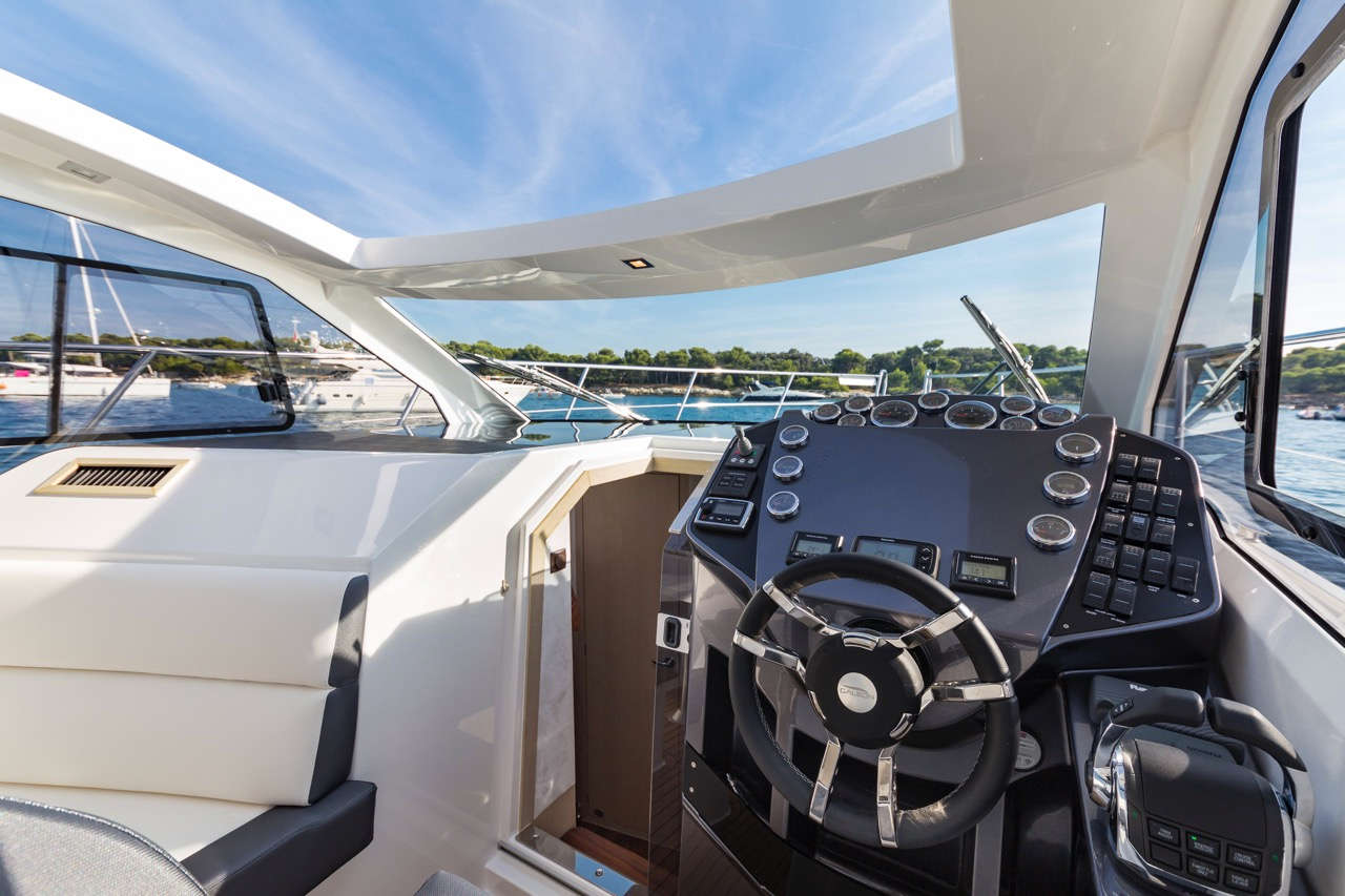 Galeon 365 HTS Cockpit image 8