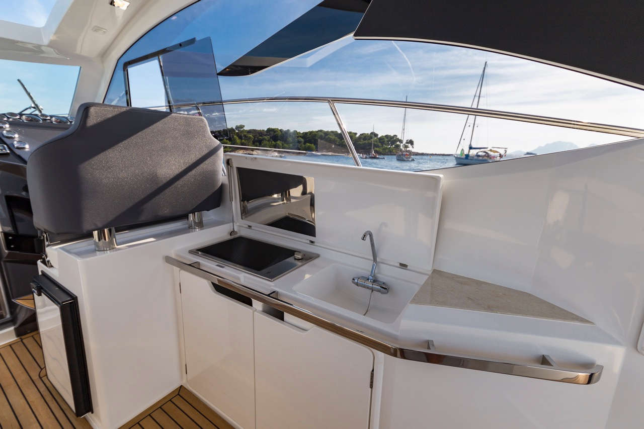Galeon 365 HTS Cockpit image 9