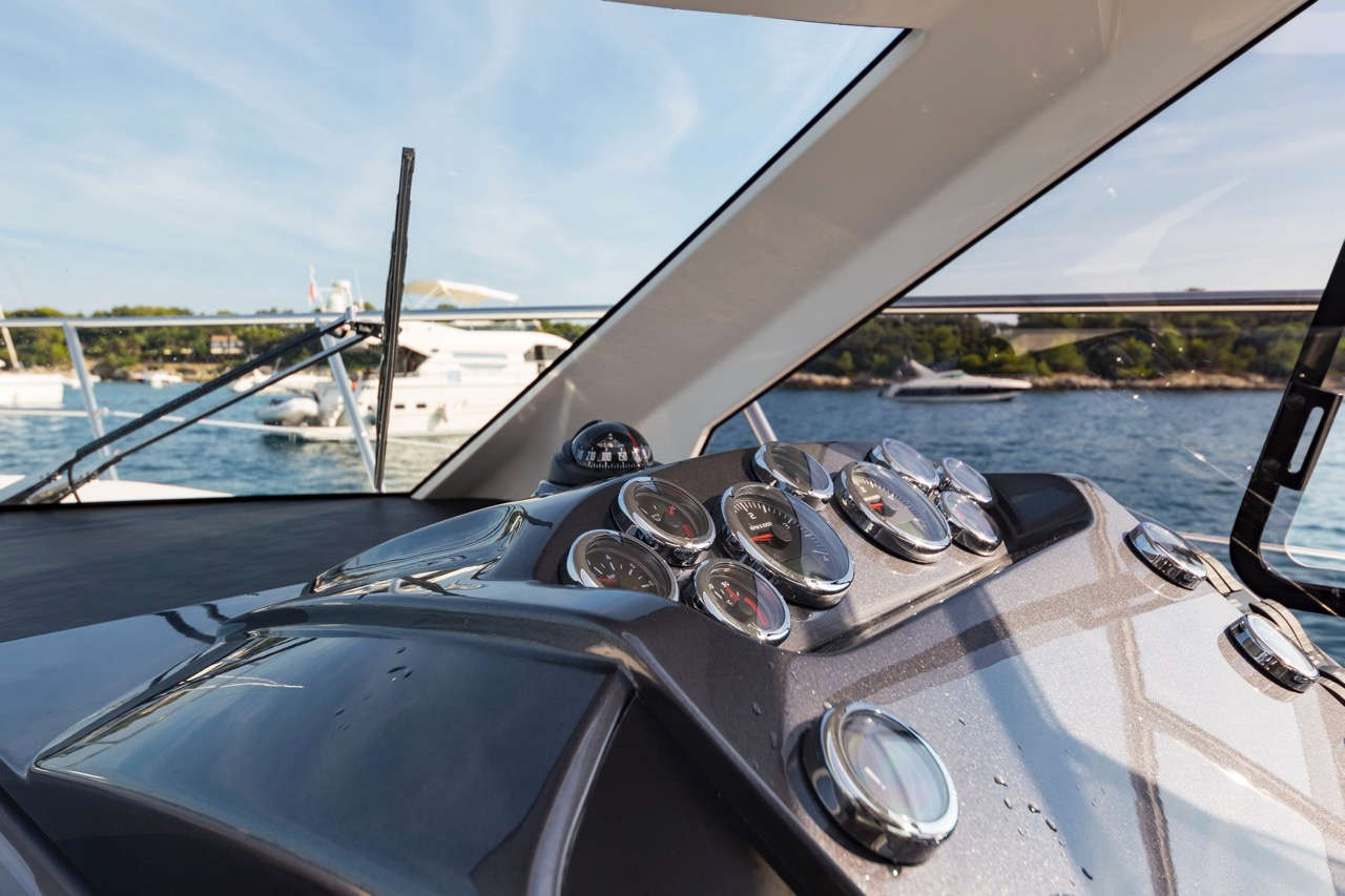 Galeon 365 HTS Cockpit image 11